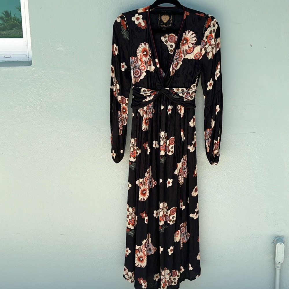 Beautiful retro-inspired floral maxi dress from Z&L Europe 🌸